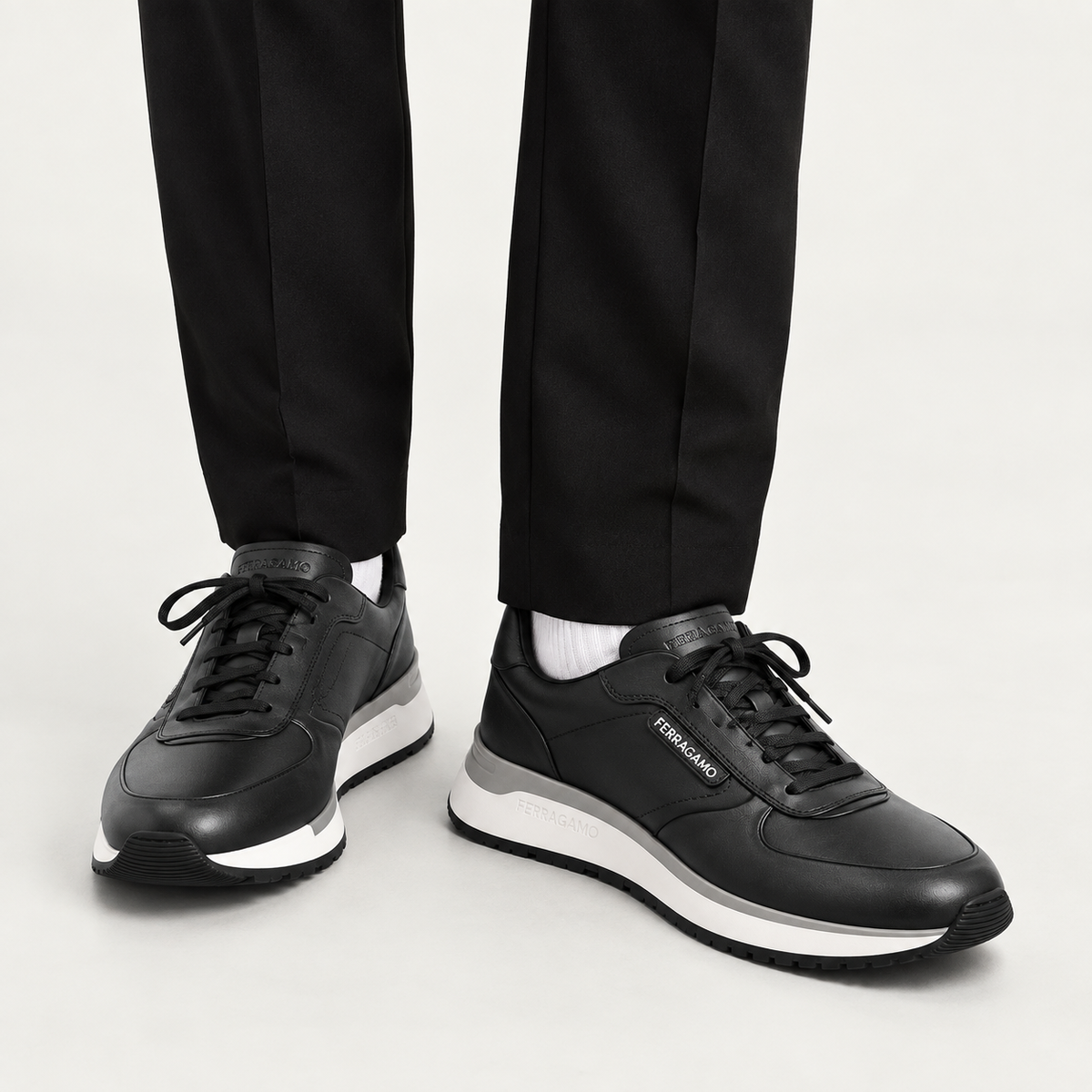 Sneakers noires à semelle blanche, style Ferragamo